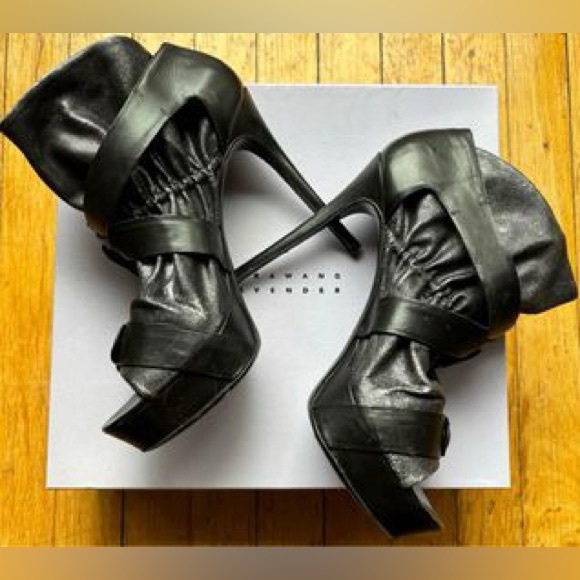 Vera Wang Leather Peep Toe Platform Stiletto Bootie 10
*Some wear on bottom sole - Picture 1 of 11